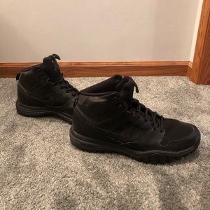 Nike Dual Fusion Hill Mid Boots